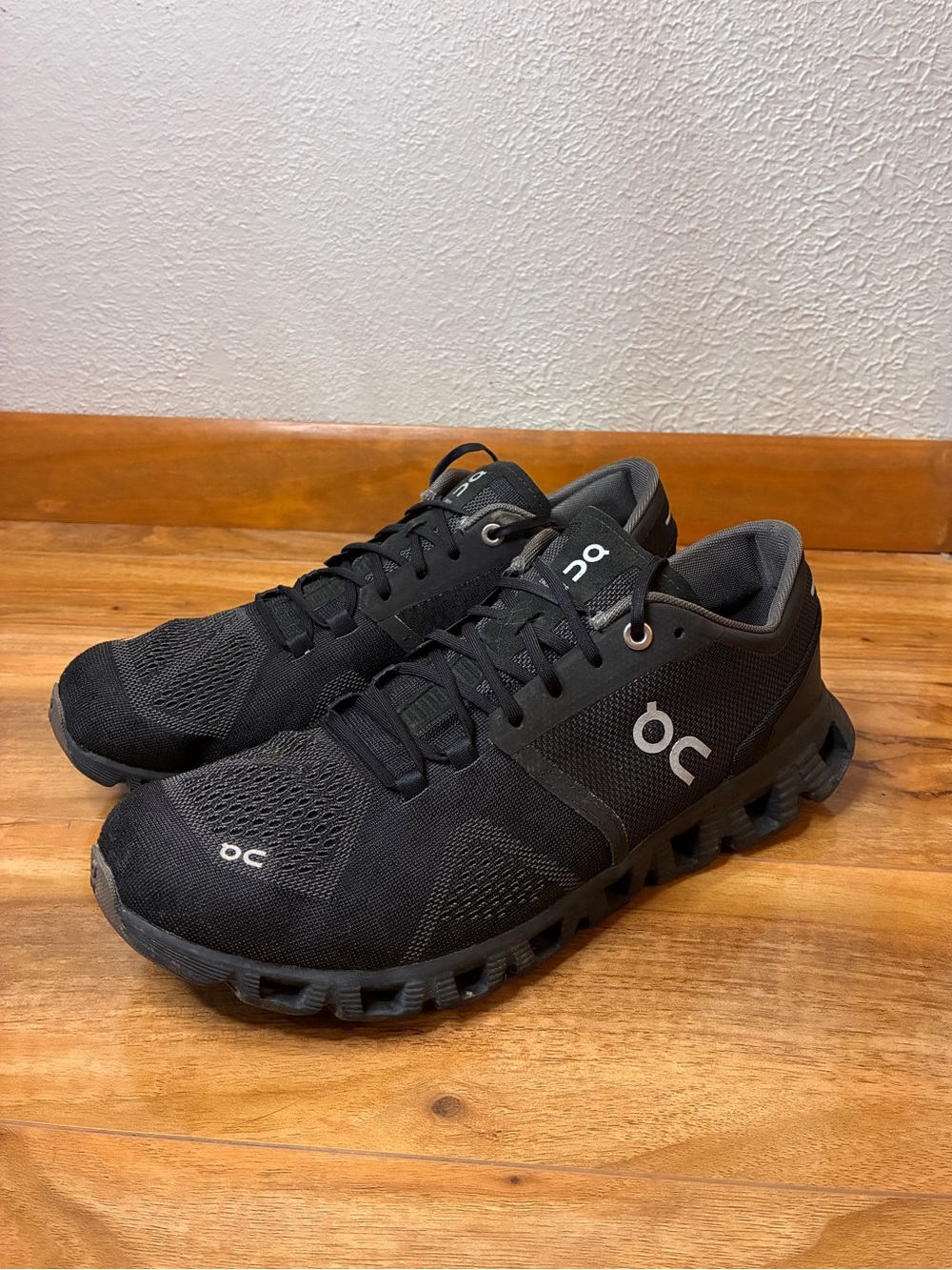 On Cloud X Women’s Athletic Running Training Sneaker Shoes, black - size 9.5